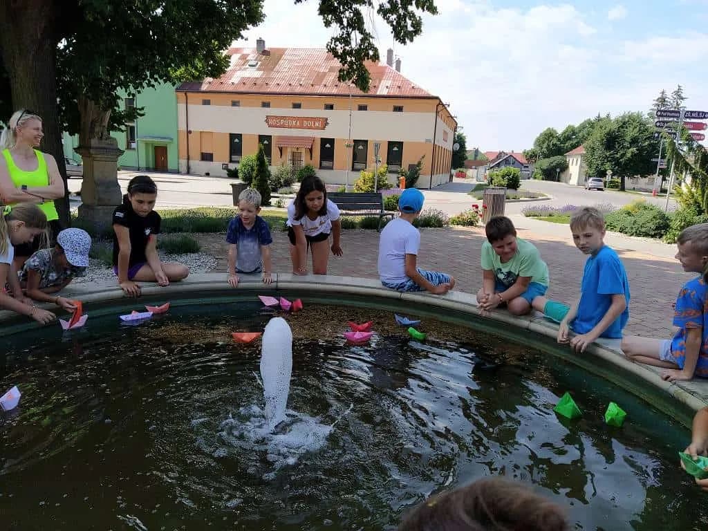 Fotografie z článku: Přívesnický tábor -  „Letem světem"