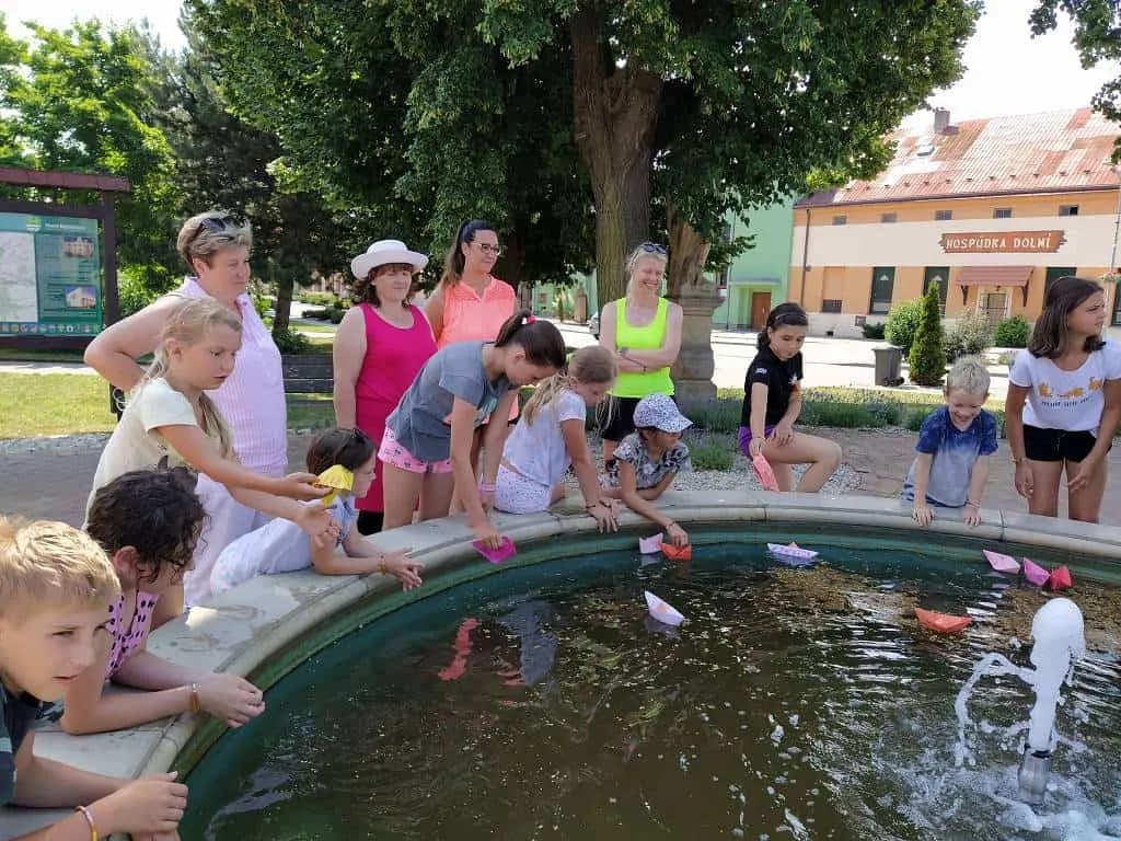 Fotografie z článku: Přívesnický tábor -  „Letem světem"