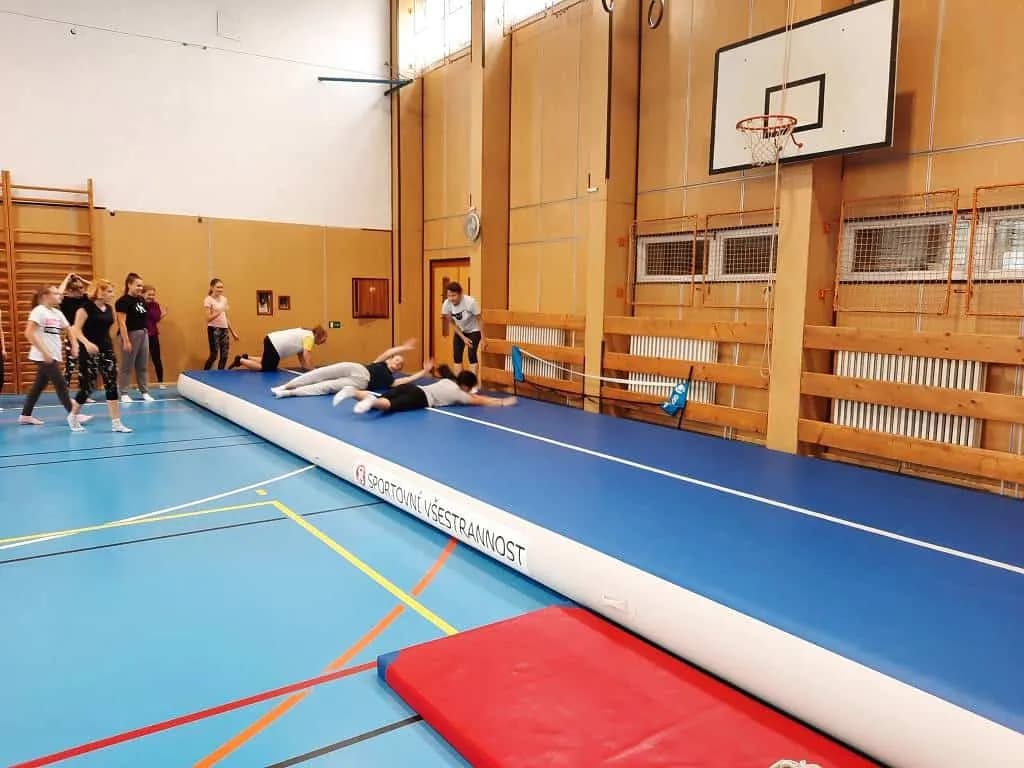 Fotografie z článku: Cvičení na airtracku