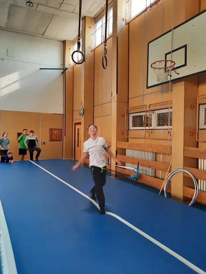 Fotografie z článku: Cvičení na airtracku