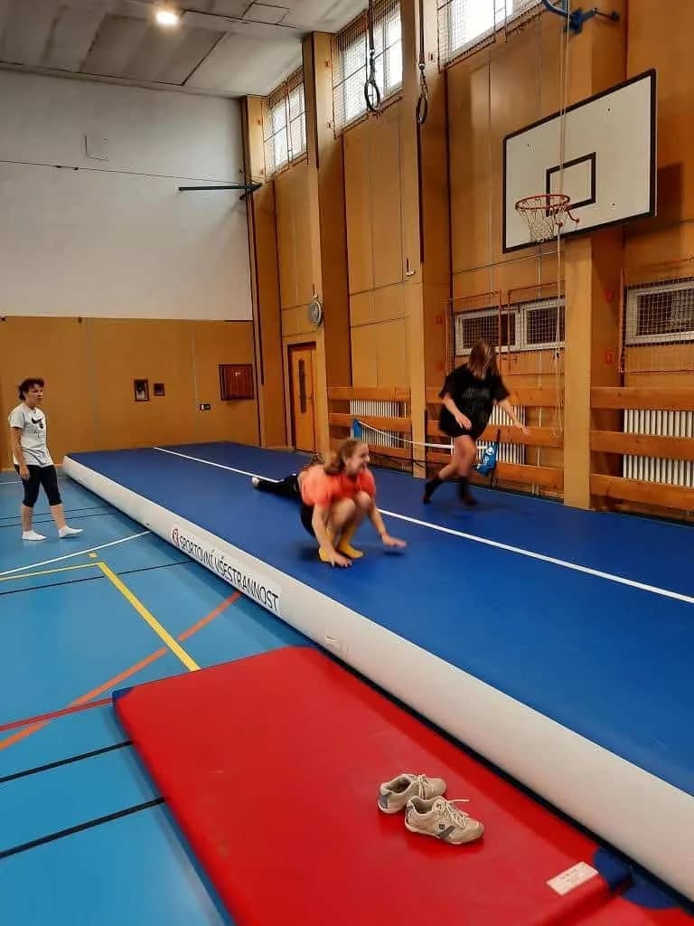 Fotografie z článku: Cvičení na airtracku