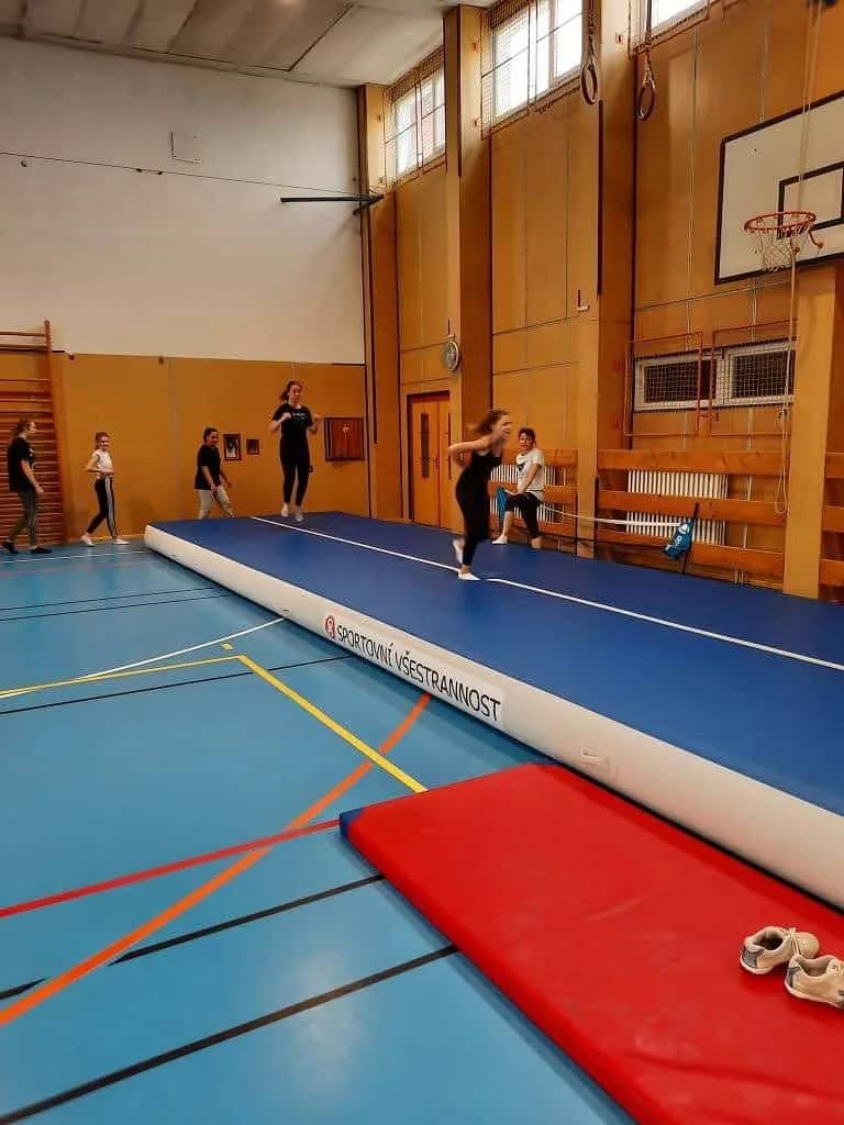 Fotografie z článku: Cvičení na airtracku