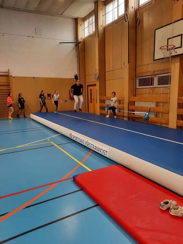 Fotografie z článku: Cvičení na airtracku