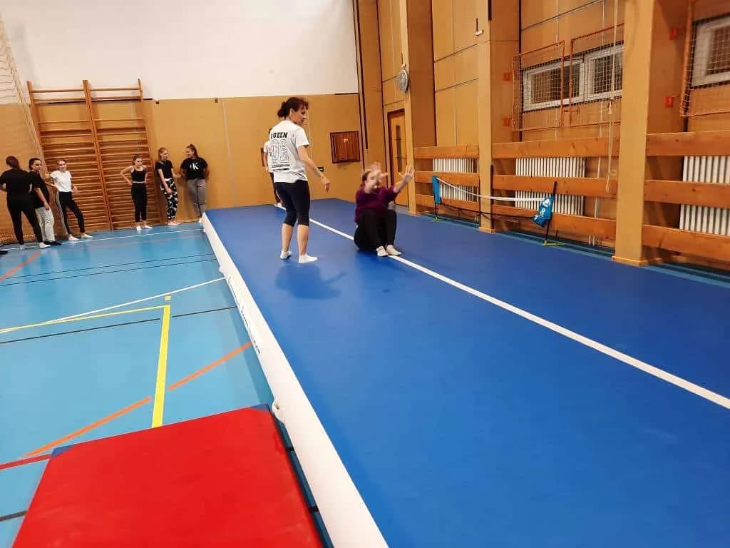 Fotografie z článku: Cvičení na airtracku
