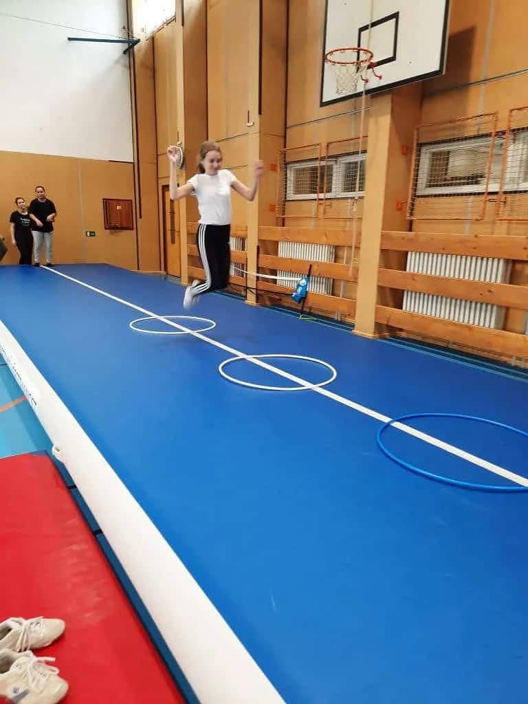 Fotografie z článku: Cvičení na airtracku