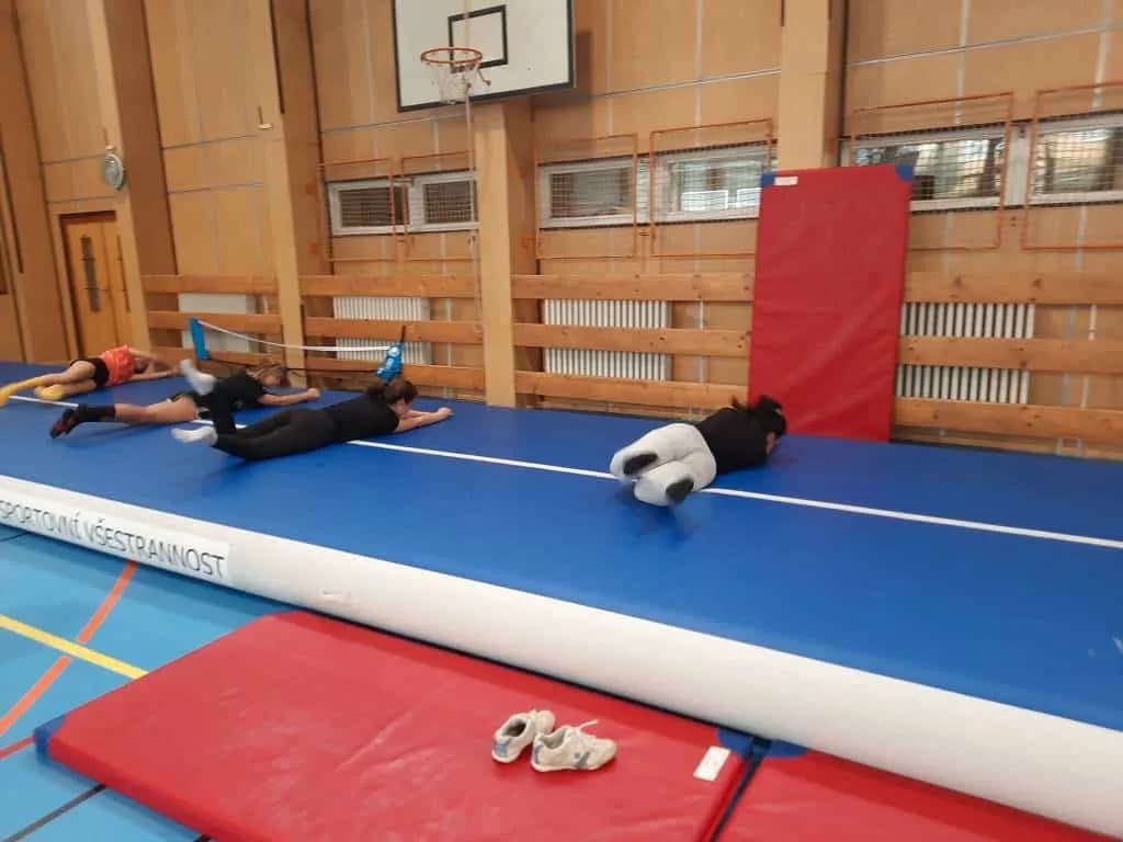 Fotografie z článku: Cvičení na airtracku