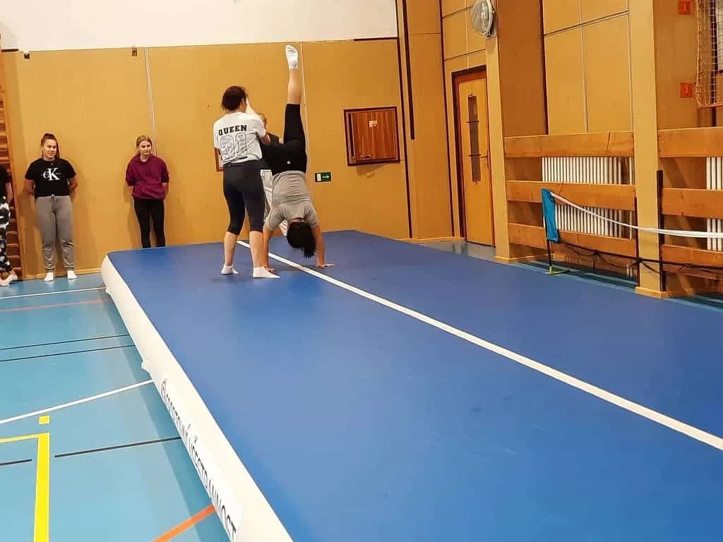 Fotografie z článku: Cvičení na airtracku