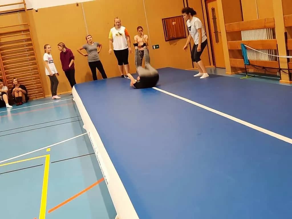 Fotografie z článku: Cvičení na airtracku