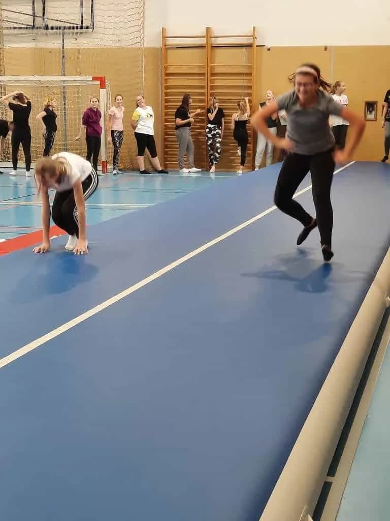 Fotografie z článku: Cvičení na airtracku