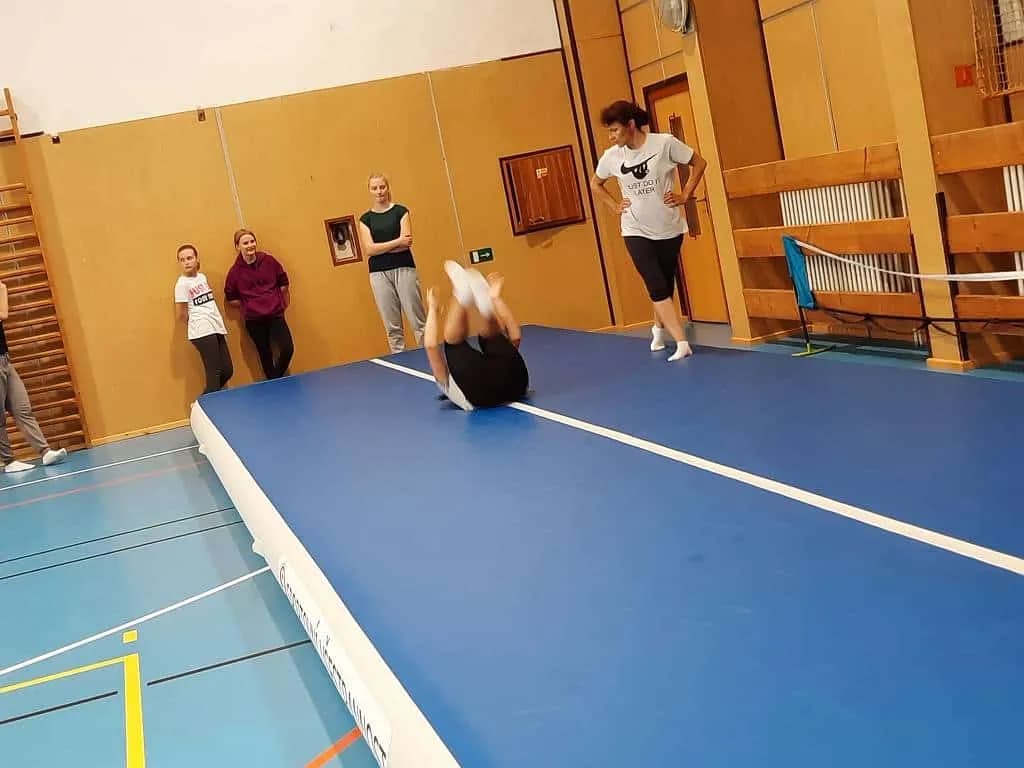 Fotografie z článku: Cvičení na airtracku