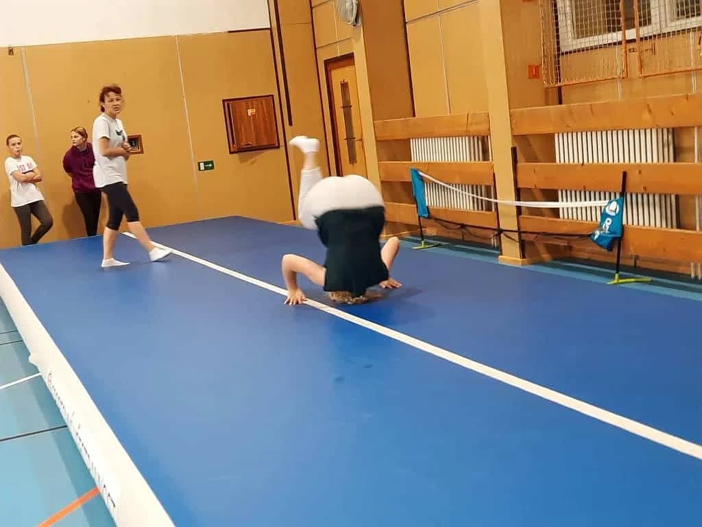 Fotografie z článku: Cvičení na airtracku