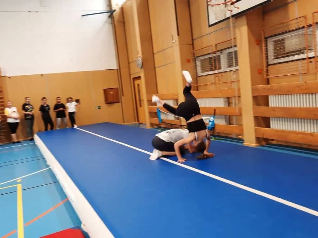 Fotografie z článku: Cvičení na airtracku