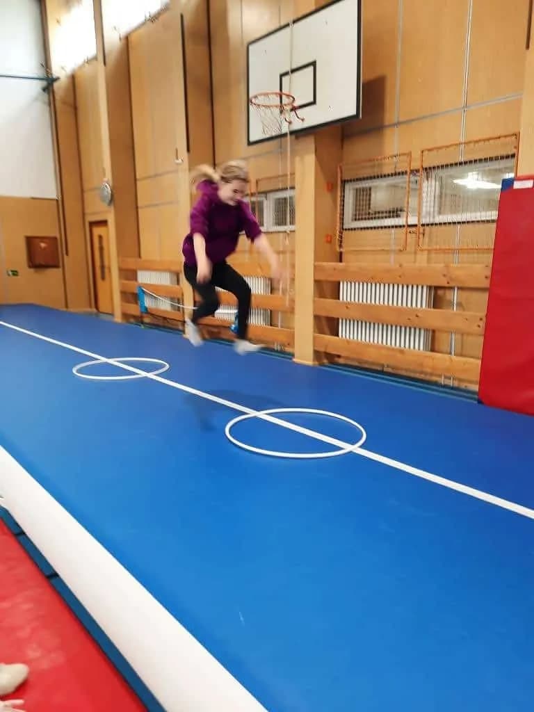 Fotografie z článku: Cvičení na airtracku