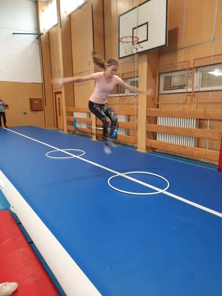 Fotografie z článku: Cvičení na airtracku