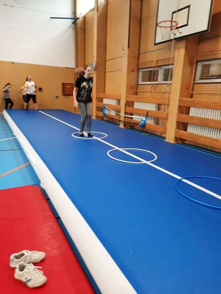 Fotografie z článku: Cvičení na airtracku