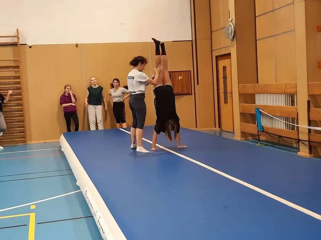 Fotografie z článku: Cvičení na airtracku