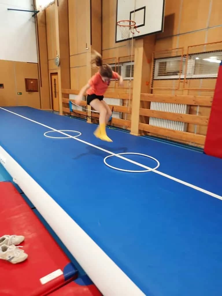 Fotografie z článku: Cvičení na airtracku