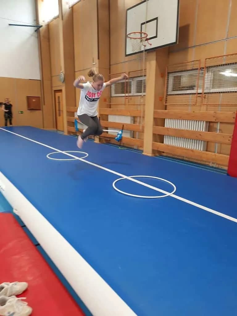 Fotografie z článku: Cvičení na airtracku