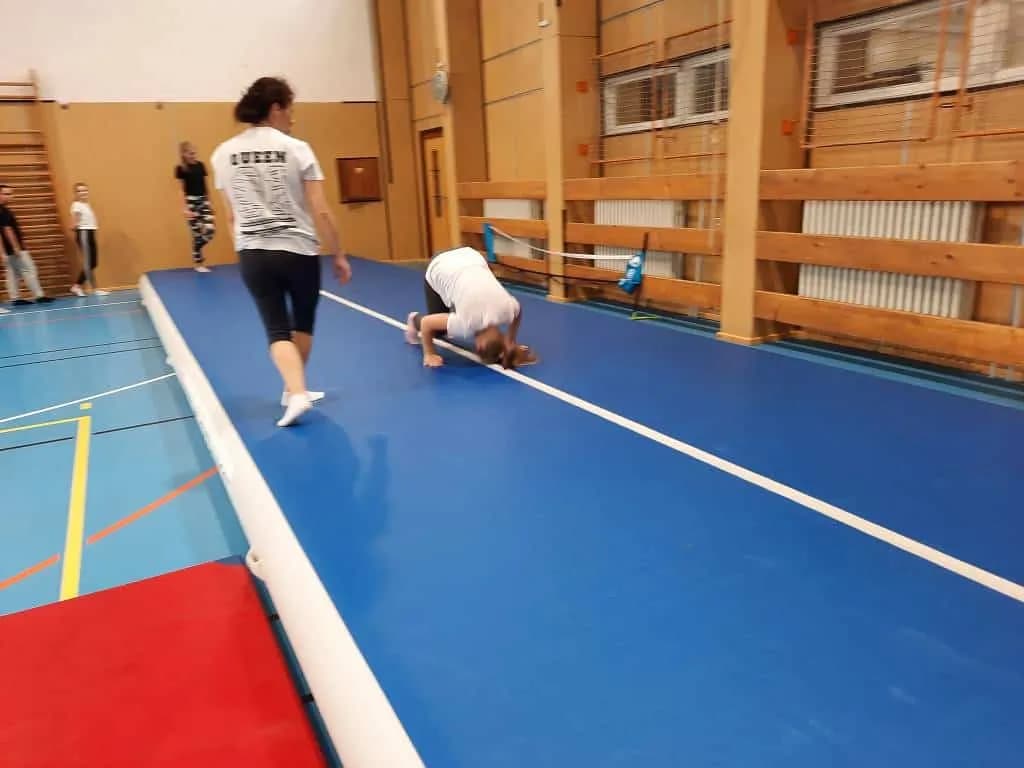 Fotografie z článku: Cvičení na airtracku
