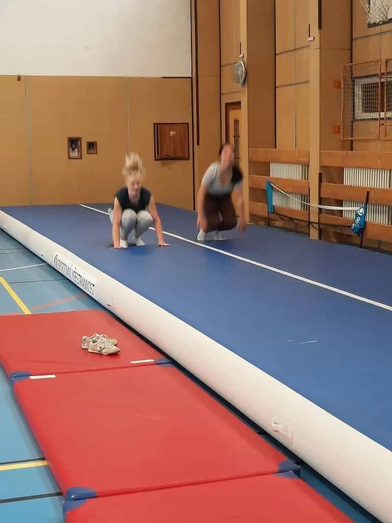 Fotografie z článku: Cvičení na airtracku