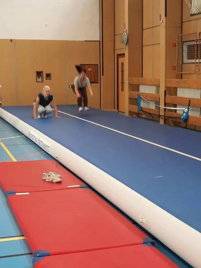 Fotografie z článku: Cvičení na airtracku