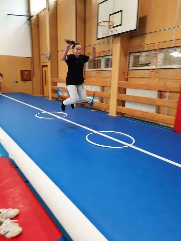 Fotografie z článku: Cvičení na airtracku