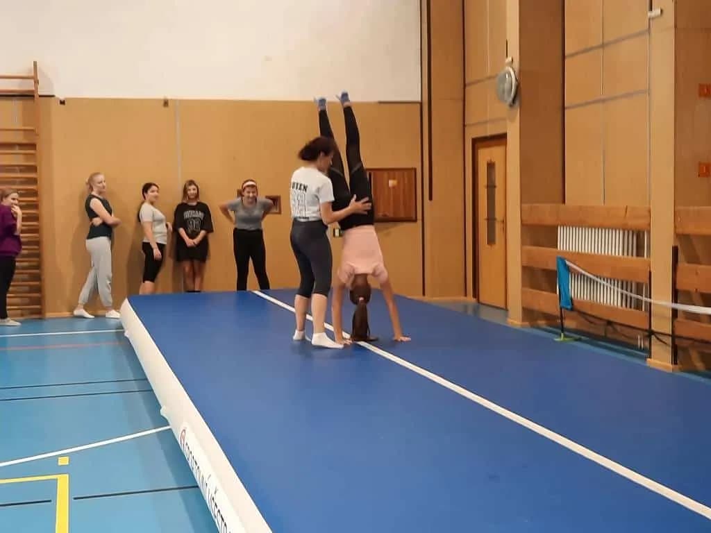 Fotografie z článku: Cvičení na airtracku