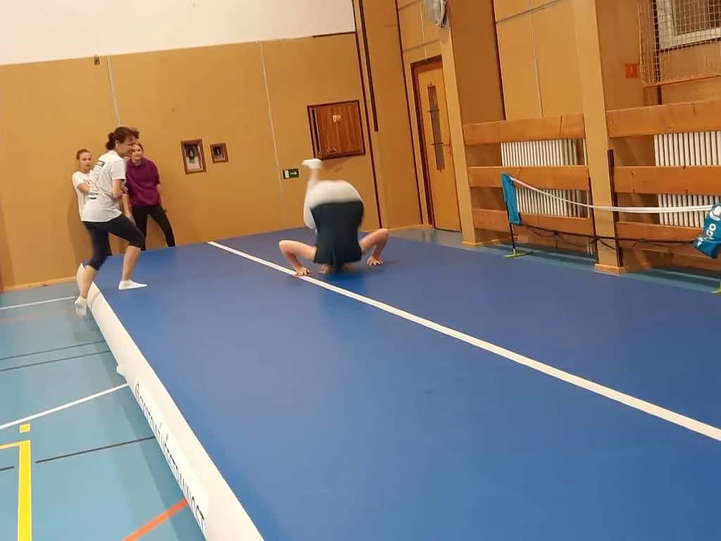 Fotografie z článku: Cvičení na airtracku