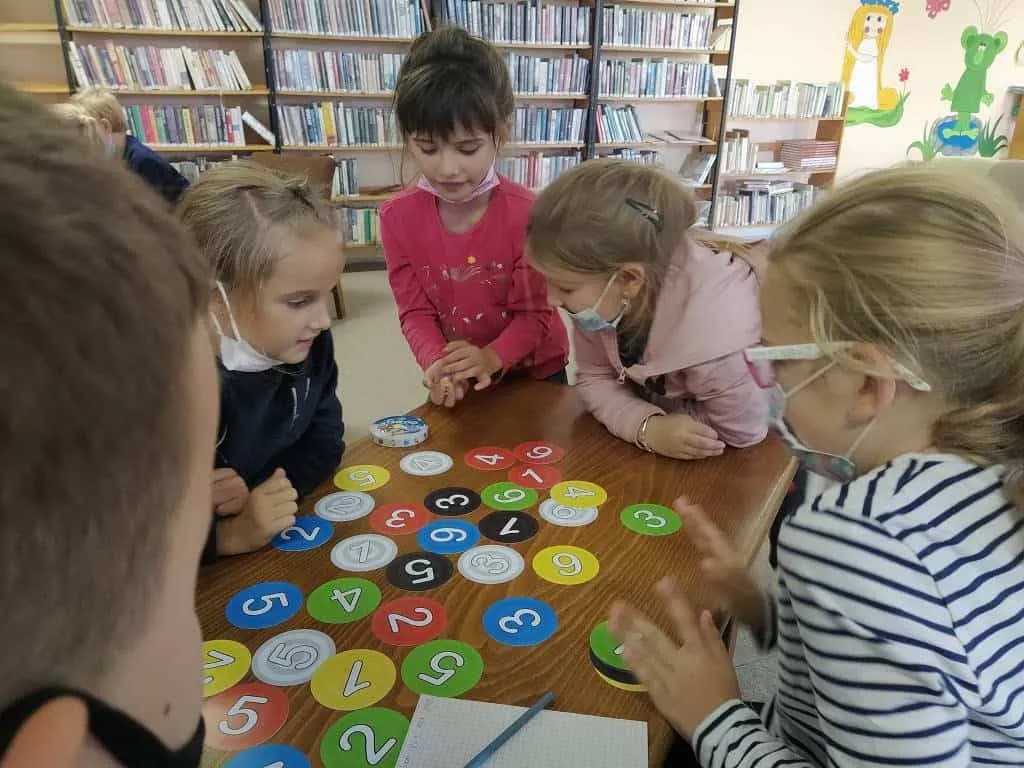 Fotografie z článku: Hraní v knihovně - Sovičky ŠD