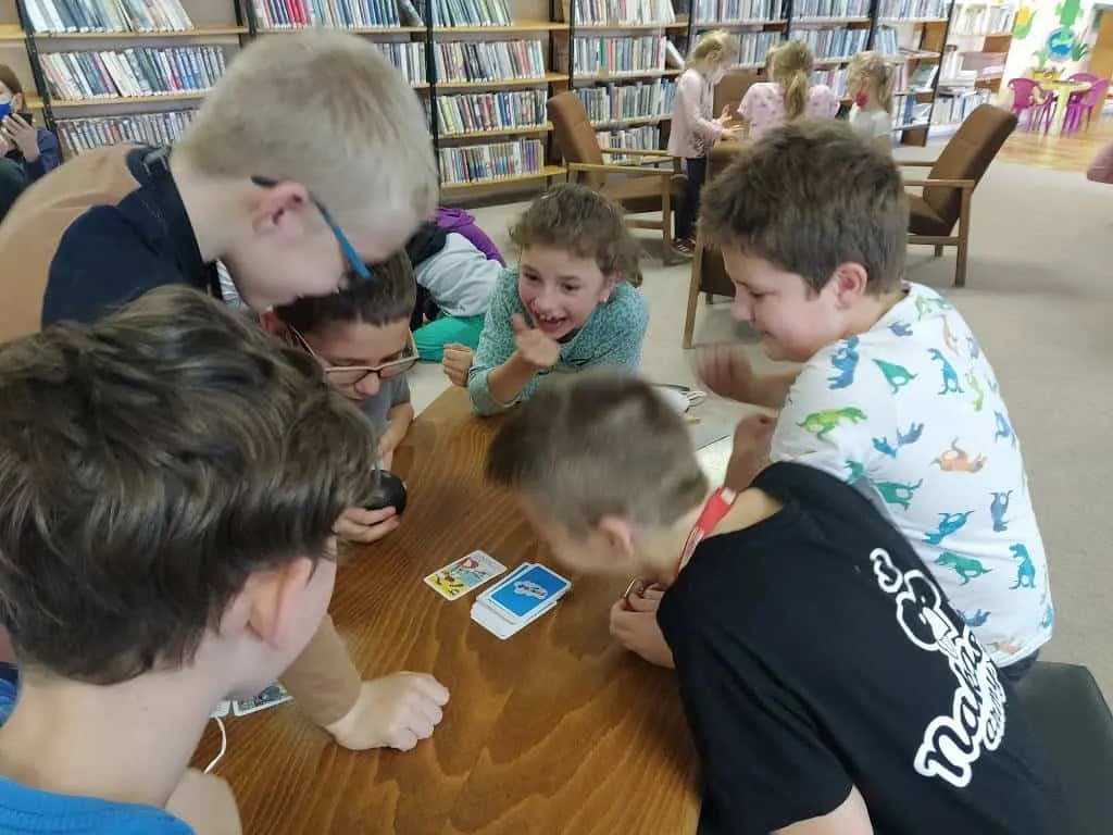 Fotografie z článku: Hraní v knihovně - Sovičky ŠD