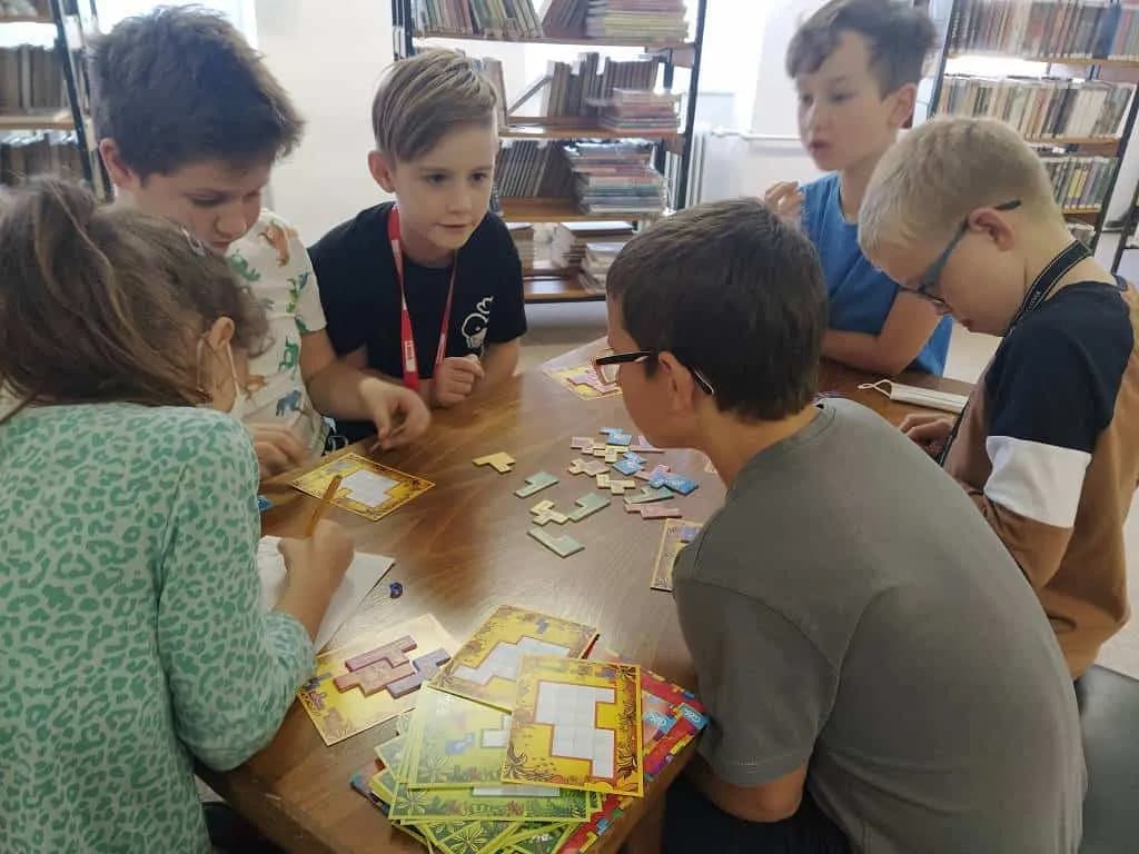 Fotografie z článku: Hraní v knihovně - Sovičky ŠD