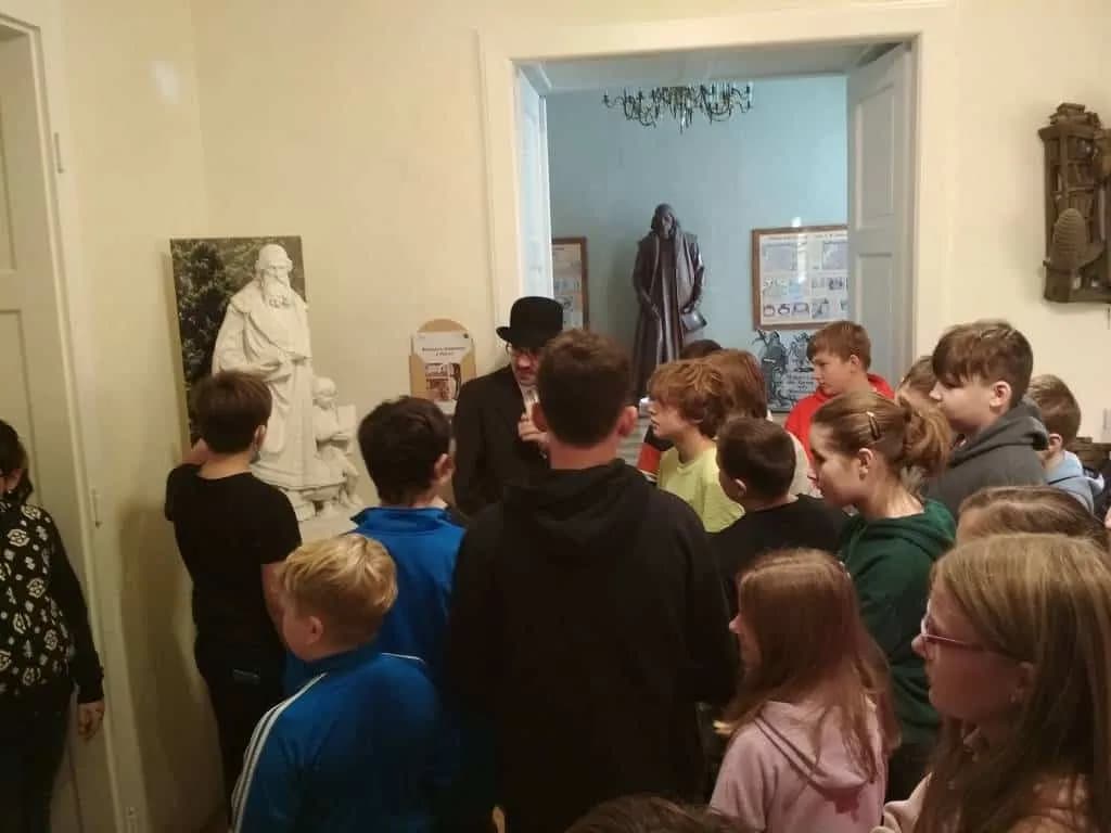 Fotografie z článku: Dějepisná exkurze VI.A a VI.B do Muzea J. A. Komenského v Přerově