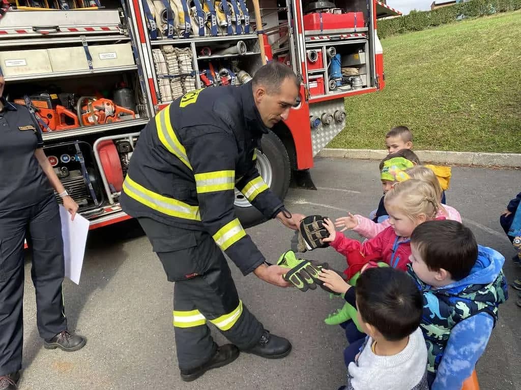 Fotografie z článku: Hasiči ve školce