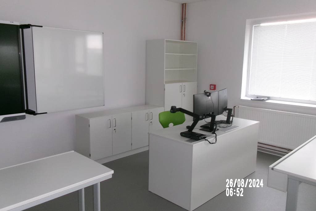 2 nové kabinety pedagogů — po