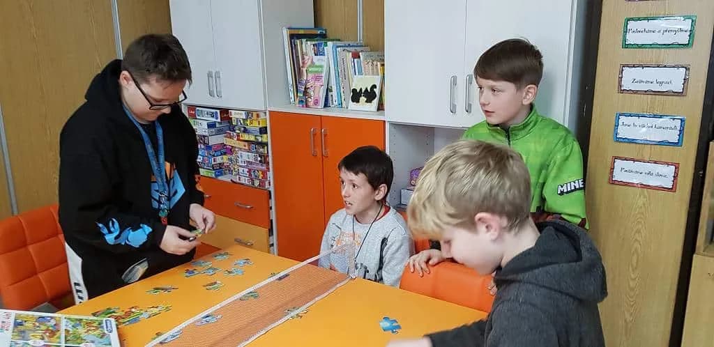 Fotografie z článku: Puzzliáda u Veverek