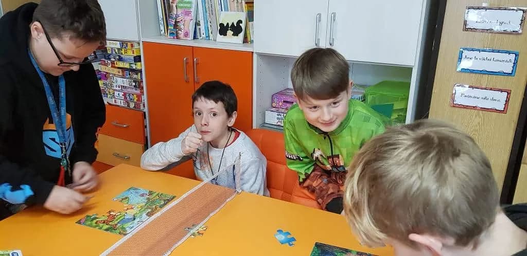 Fotografie z článku: Puzzliáda u Veverek