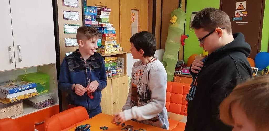 Fotografie z článku: Puzzliáda u Veverek