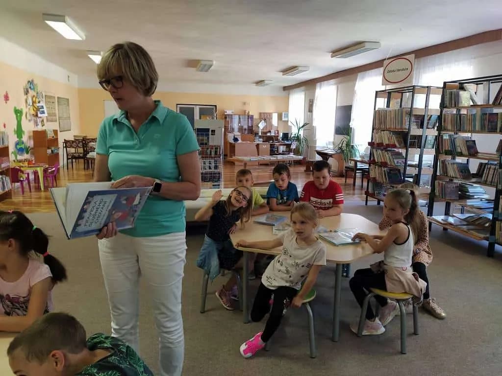 Fotografie z článku: I.A v knihovně