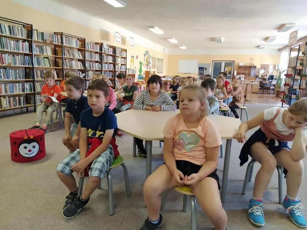 Fotografie z článku: I.A v knihovně