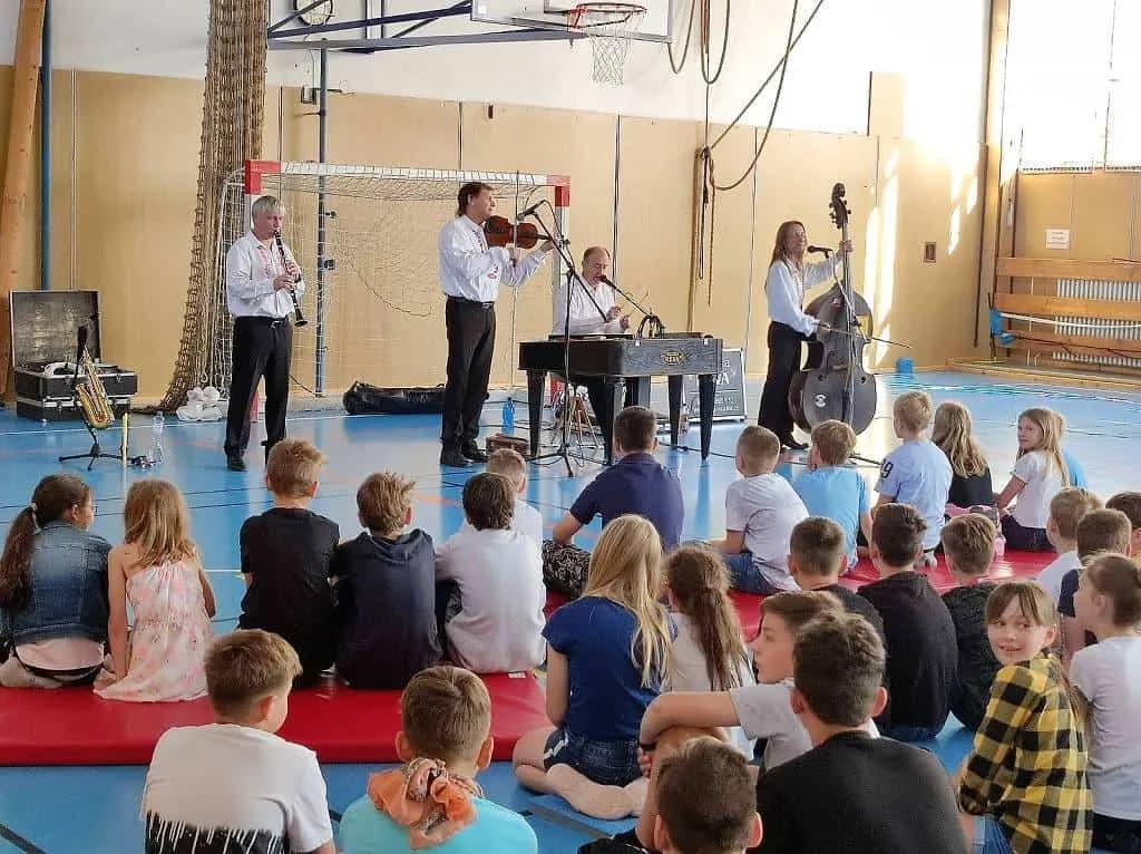 Fotografie z článku: Výchovný koncert cimbálovky