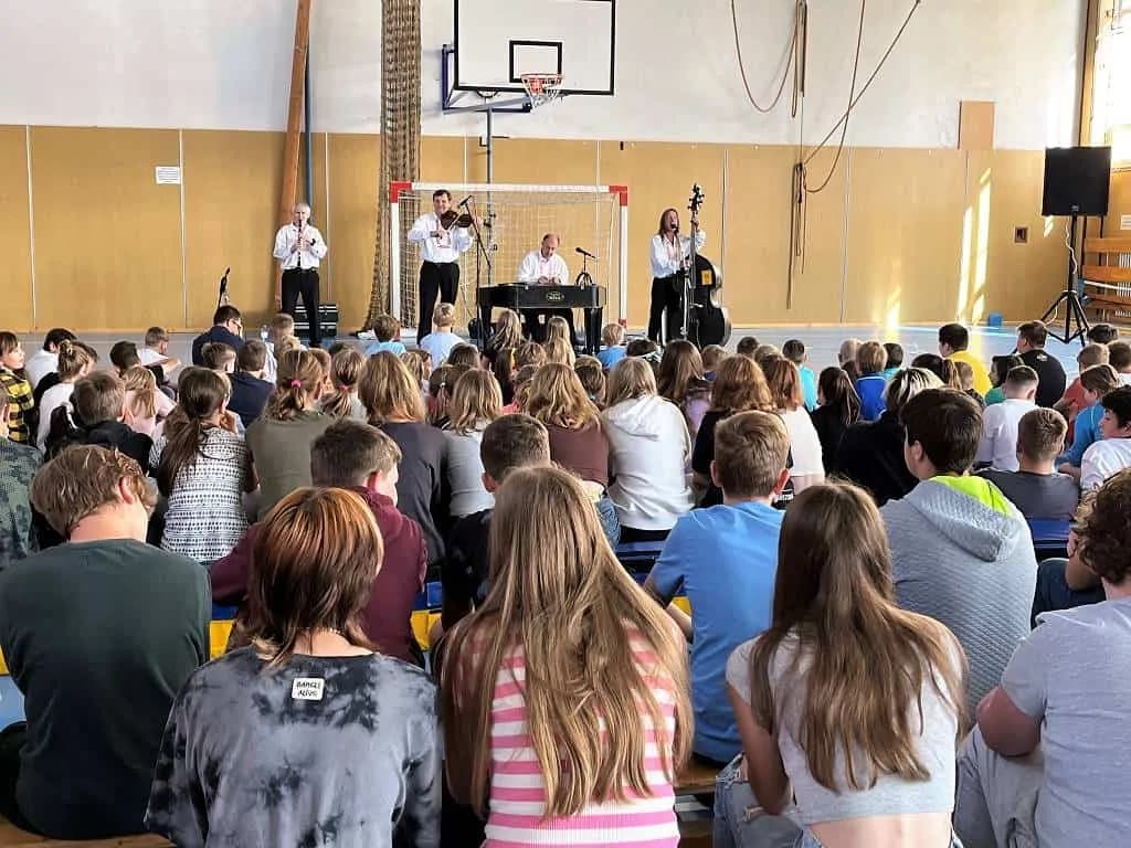 Fotografie z článku: Výchovný koncert cimbálovky