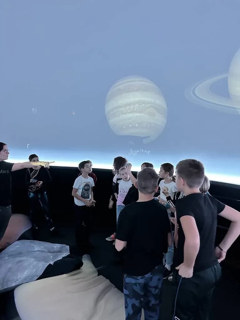 Fotografie z článku: Páté třídy v planetáriu
