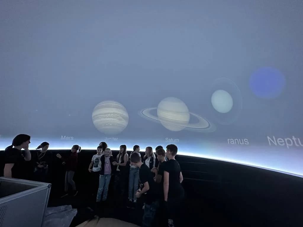 Fotografie z článku: Páté třídy v planetáriu