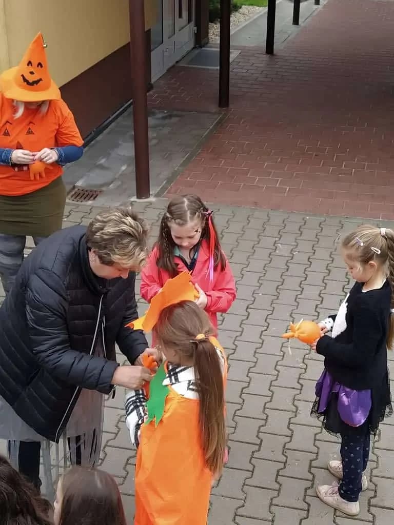 Fotografie z článku: Halloween a dlabání dýní u Soviček a Veverek v ŠD
