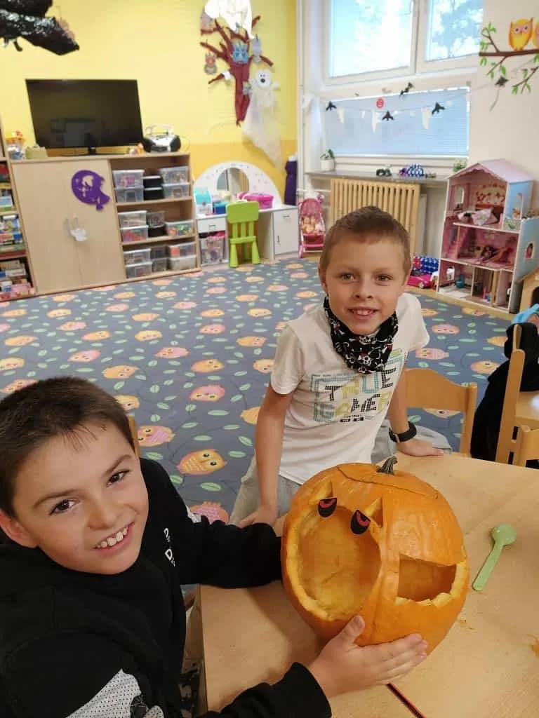Fotografie z článku: Halloween a dlabání dýní u Soviček a Veverek v ŠD