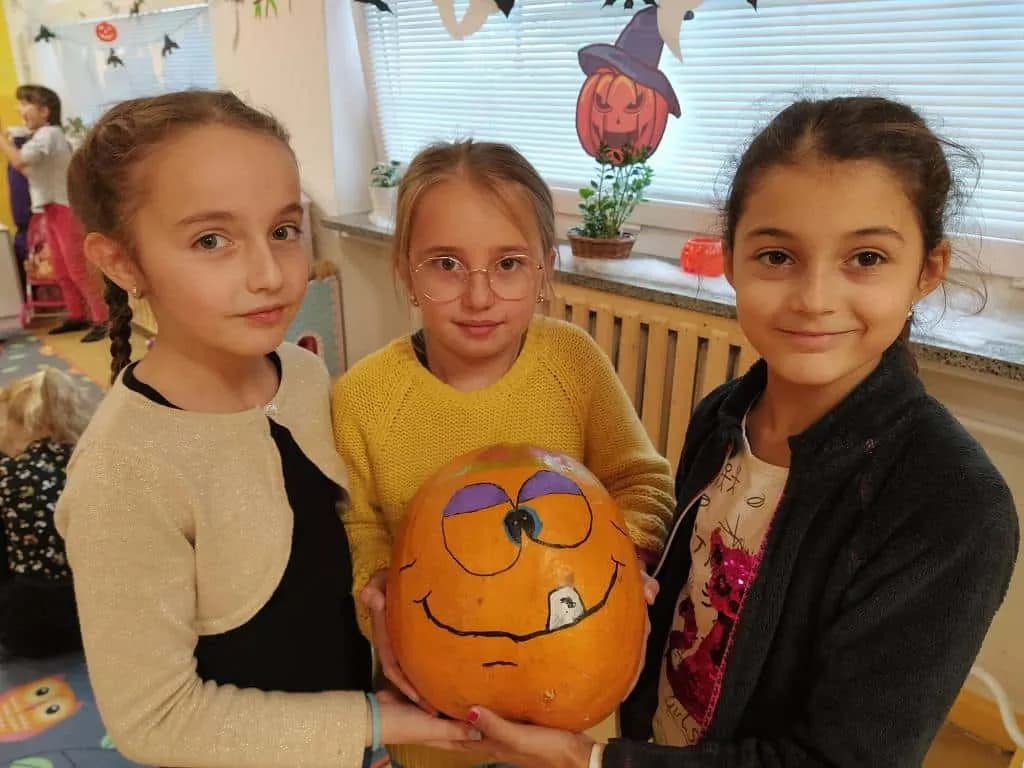 Fotografie z článku: Halloween a dlabání dýní u Soviček a Veverek v ŠD