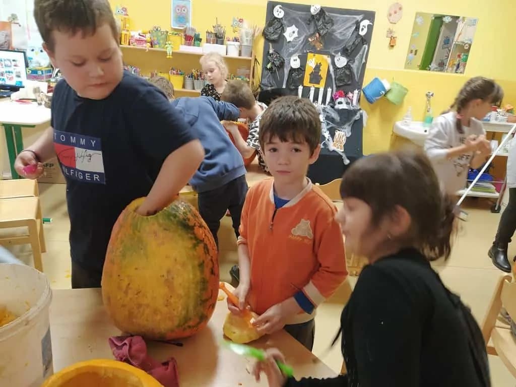 Fotografie z článku: Halloween a dlabání dýní u Soviček a Veverek v ŠD