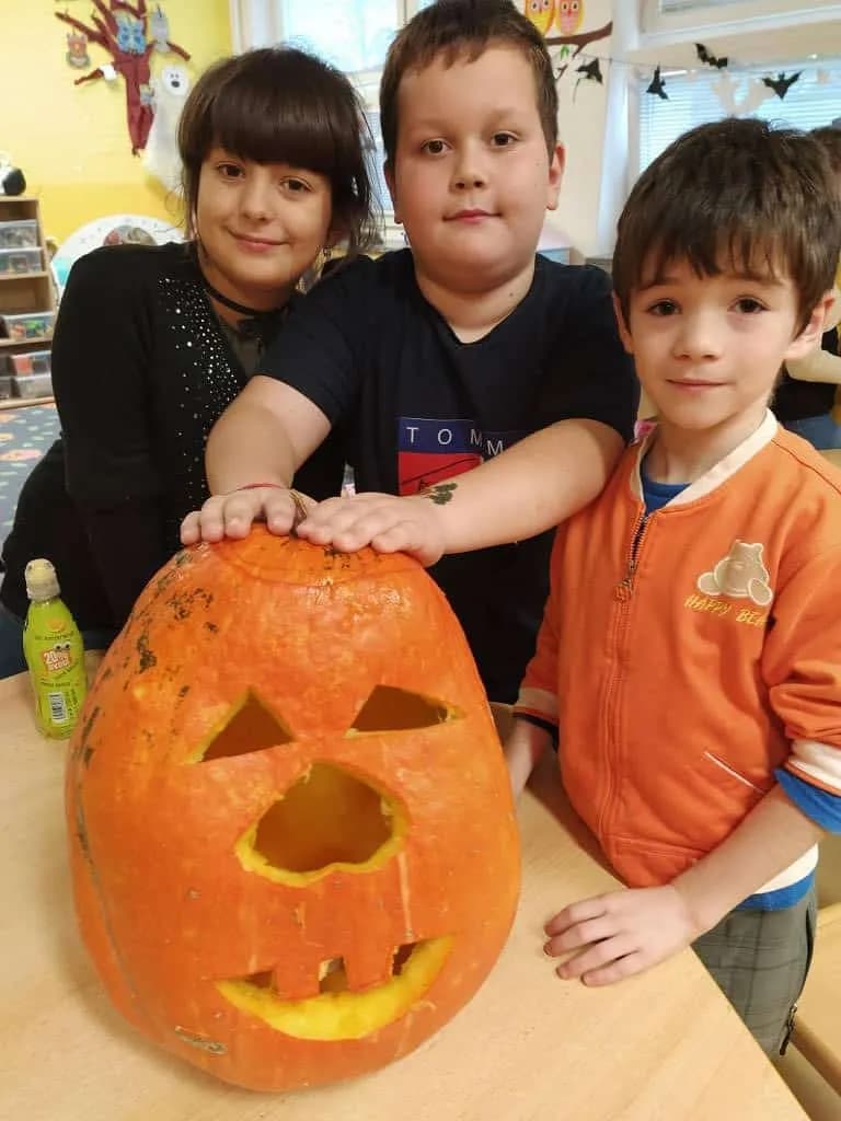 Fotografie z článku: Halloween a dlabání dýní u Soviček a Veverek v ŠD