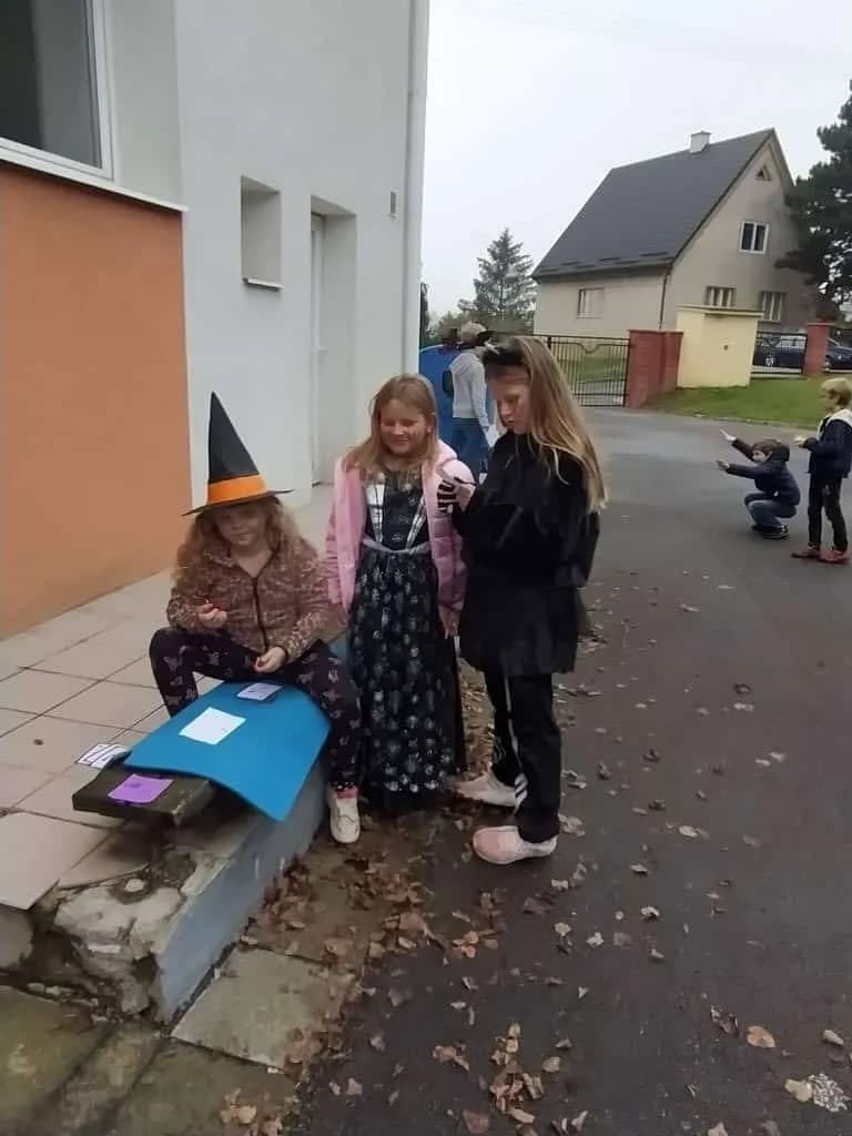 Fotografie z článku: Halloween a dlabání dýní u Soviček a Veverek v ŠD