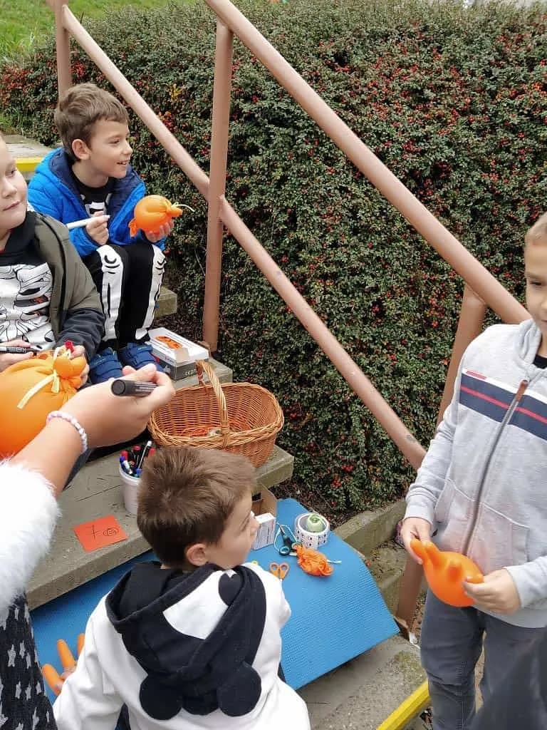 Fotografie z článku: Halloween a dlabání dýní u Soviček a Veverek v ŠD